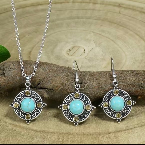 Crochet Top, Jvini Skinny Jeans and 3 Piece Silver Jewelry Set - Picture 5 of 5